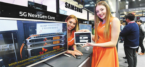 26일(현지시간) 스페인 바르셀로나에서 개막한 세계 최대 모바일 전시회 '모바일 월드 콩그레스(MWC) 2018' 전시장 내 SK텔레콤 부스에서 현지모델들이 세계 최초 5G NSA(Non-Standalone) 표준 기반 무선 전송 기술 등을 선보이고 있다. SK텔레콤은 26일부터 나흘간 열리는 모바일 월드 콩그레스에 참가해 '완벽한 5G(Perfect 5G)'를 주제로 5G 네트워크 기술과 서비스를 소개한다.    사진공동취재단